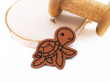 Kunstleder-Label, Lederlabel, Kunstleder-Patch, Lederpatch, 5x4cm, cognac, braun, Sonderform, Eigenproduktion, Schildkröte