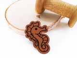 Kunstleder-Label, Lederlabel, Kunstleder-Patch, Lederpatch, 5x4cm, cognac, braun, Sonderform, Eigenproduktion, Seepferdchen