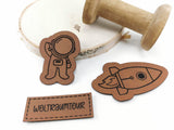 Kunstleder-Label, Lederlabel, Kunstleder-Patch, Lederpatch, cognac, braun, Sonderform, Weltraum, Weltall, Astronaut, Rakete