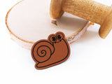 Kunstleder-Label, Lederlabel, Kunstleder-Patch, Lederpatch, cognac, braun, Sonderform, Eigenproduktion, Schnecke