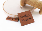 Kunstlederlabel, Kunstleder Label, Knickmich, Knicklabel, PU, braun, 4x4cm, cognac, weich, für Seitennaht, Nahtlabel, Smiley, Smile