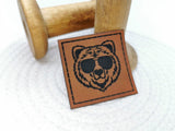 Kunstleder-Label, Lederlabel, Kunstleder-Patch, Lederpatch, 4x4cm, cognac, braun, Bär mit Brille