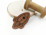 Kunstleder-Label, Lederlabel, Kunstleder-Patch, Lederpatch, 5x4cm, cognac, braun, Sonderform, Weltall, Weltraum, Rakete