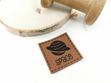 Kunstleder-Label, Lederlabel, Kunstleder-Patch, Lederpatch, 4x4cm, cognac, braun, Weltall, Weltraum, Planet, Space